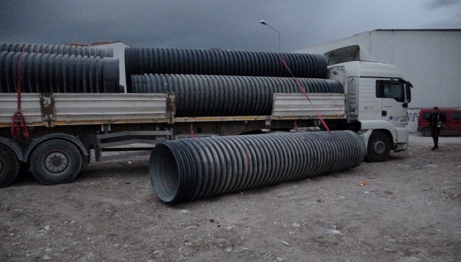 santiyede calisirken uzerine 750 kilo plastik borudustu XgYpggKV.jpg