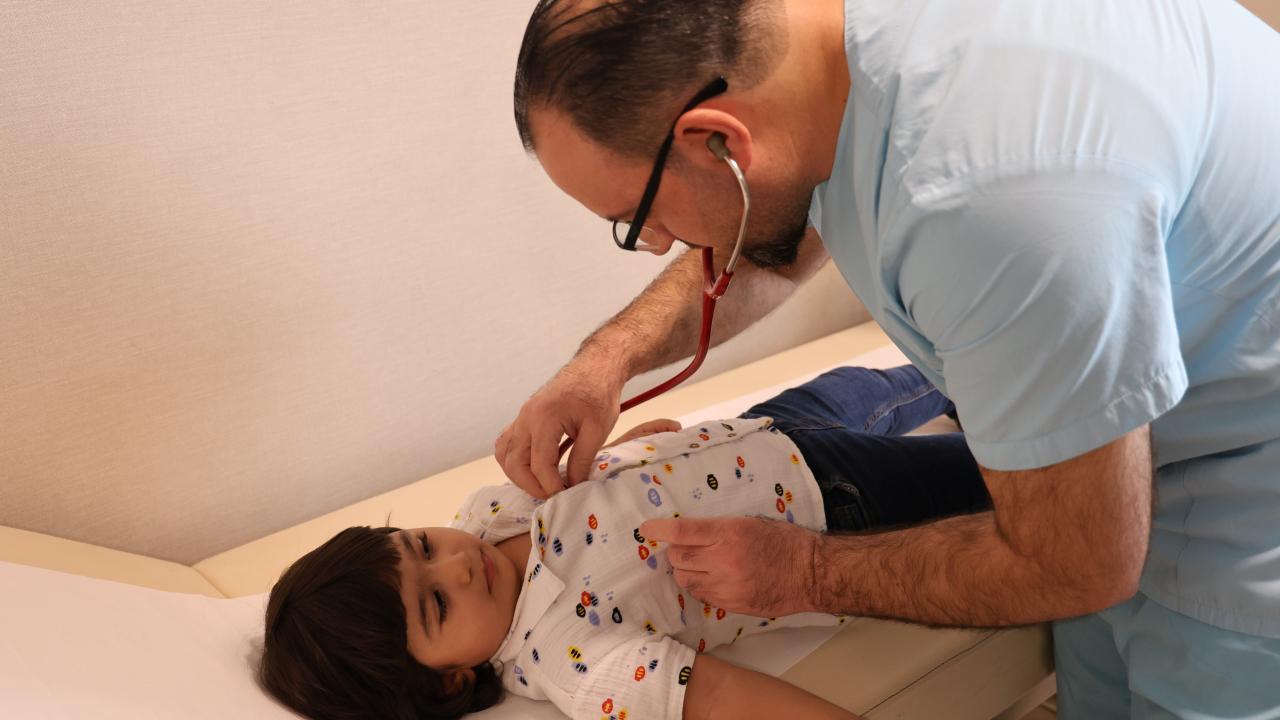 200 binde bir gorulen hastalik 2 yasindaki cocugun gogus boslugu bagirsakla doldu 4BptukOz.jpg