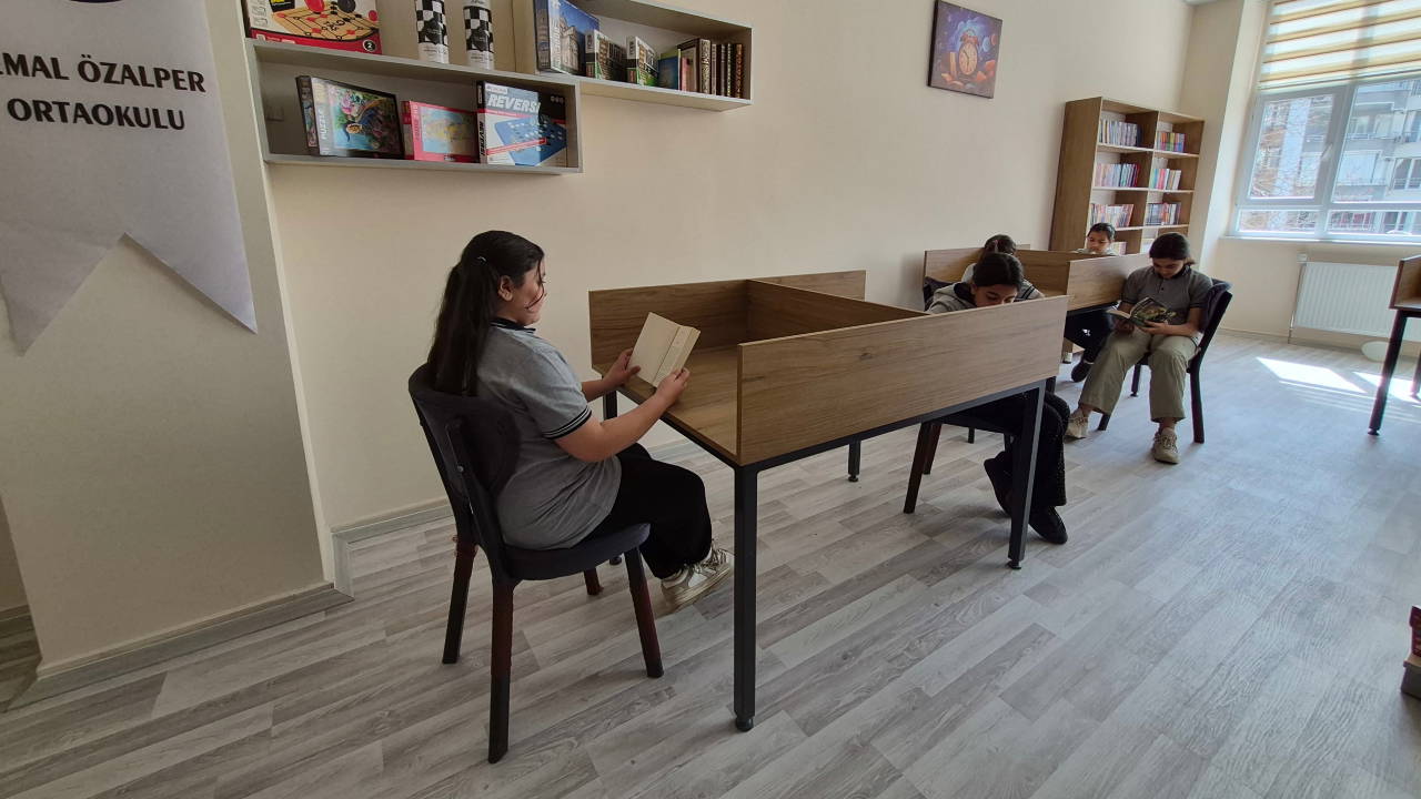 Depremde Kaybettiklerini Anmak İçin Kütüphane Kurdu