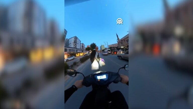 motosikletin-carptigi-yaya-yola-savruldu-o-anlar-kamerada-KpPVuJrL