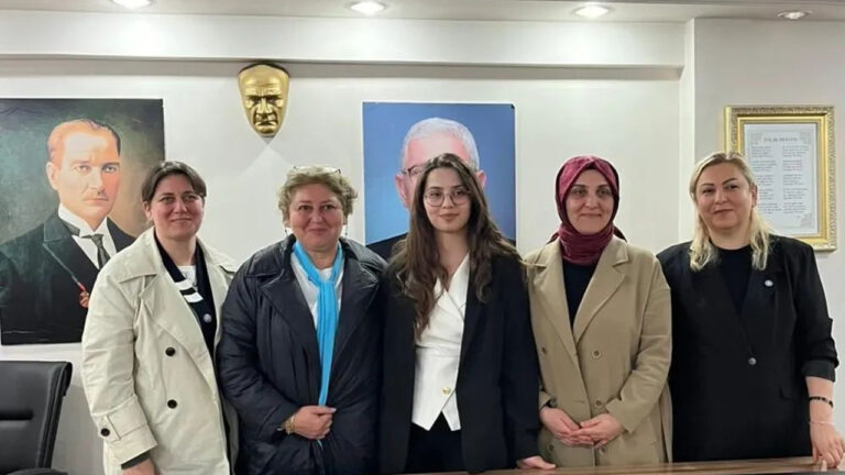 iyi-parti-fatsada-bir-ilk-kadin-kollari-baskanligina-av-zeynep-serdar-tikenoglu-atandi-vf6ElJkK