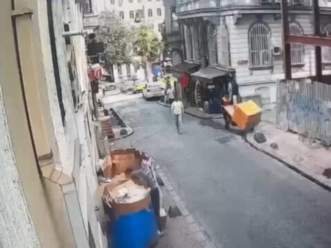 Beyoğlu’nda kargo hırsızlığı! Sokakta bırakılan el arabasına yaklaştı! Kameralar her şeyi kaydetti