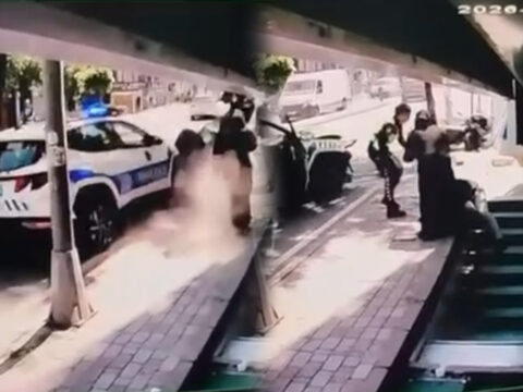 Fatihte polis araci park halindeki motosiklete carpti 3 yarali iT6lJHY5